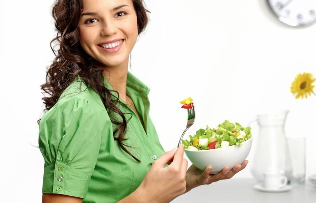 nena comendo ensalada de verduras cunha dieta de 6 pétalos