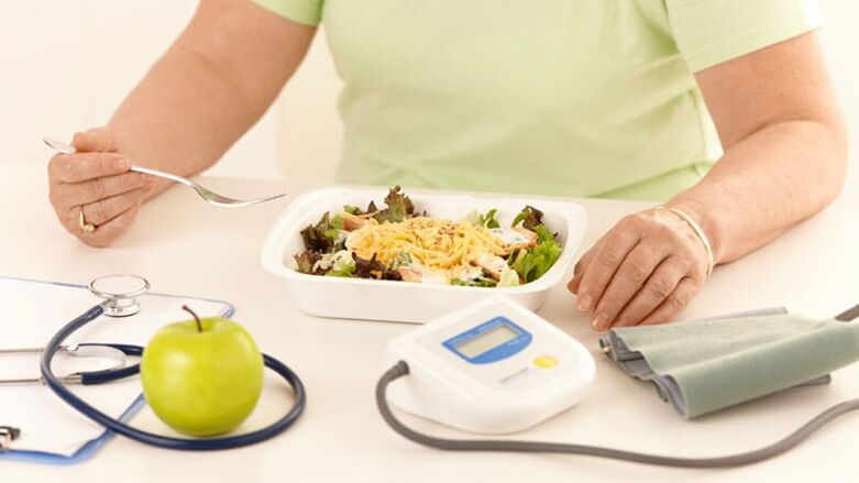 Unha muller con diabetes segue as recomendacións do médico sobre a alimentación dietética