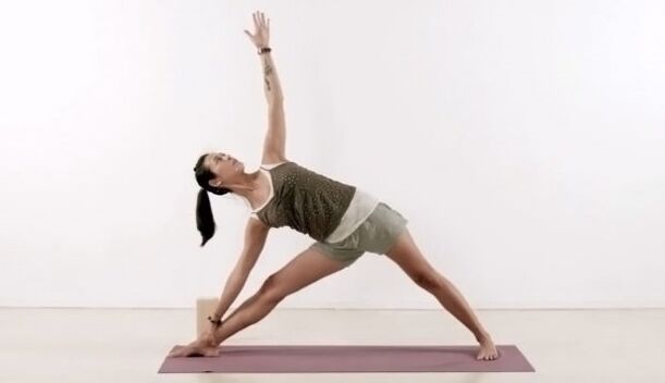 pose de triángulo de ioga para adelgazar