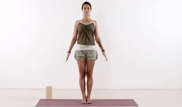postura de ioga tadasana para adelgazar