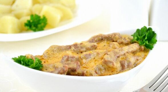 Carne con champiñóns en salsa cremosa - un prato abundante durante a fase de consolidación da dieta Dukan